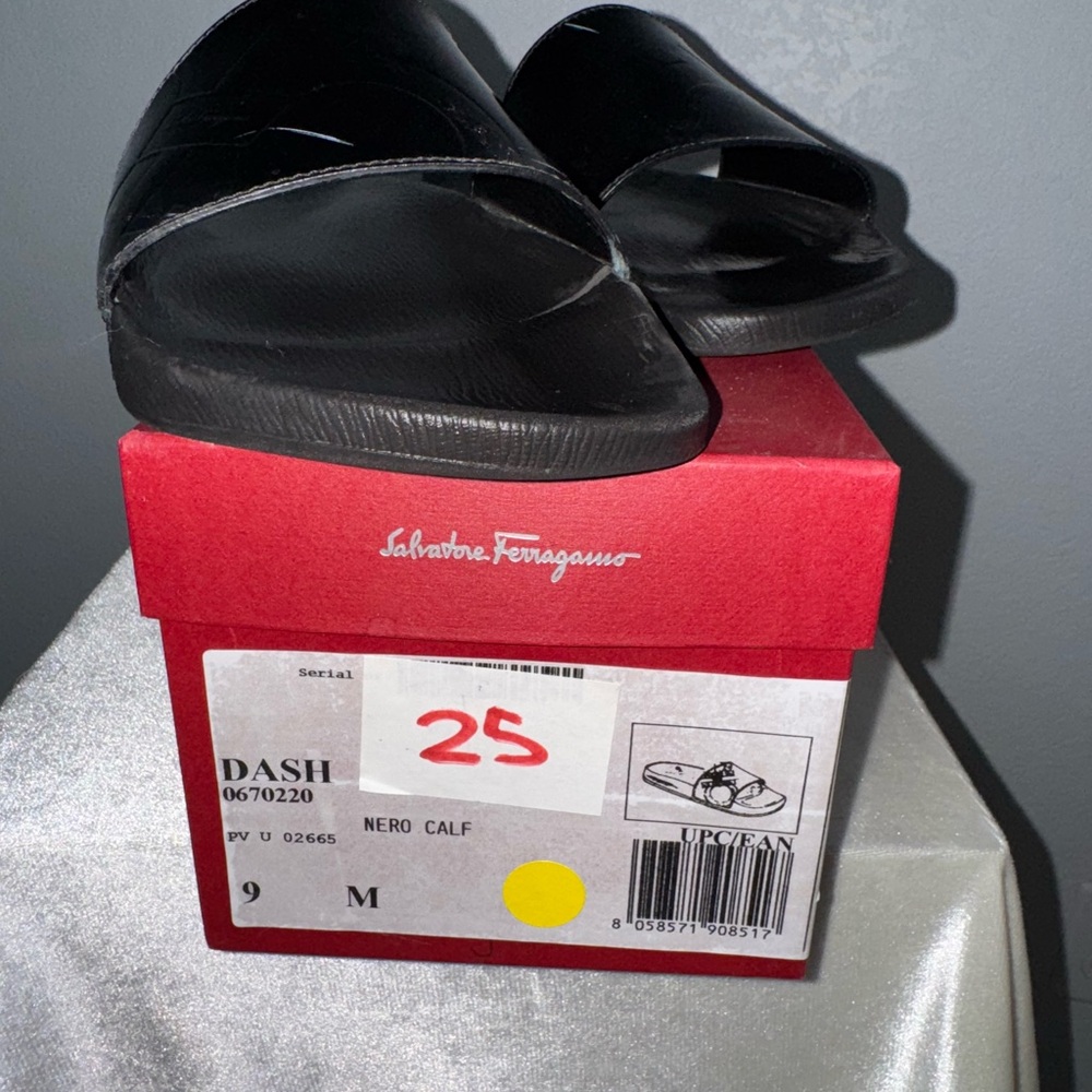 Salvatore Ferragamo Nero Slide Sandals